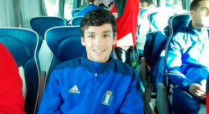 Salvi Moya, en el autobús del equipo momentos antes de partir para Lugo. / Foto: www.recreativohuelva.com.