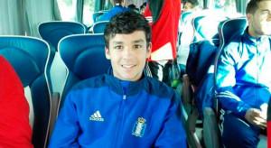 Salvi Moya, en el autobús del equipo momentos antes de partir para Lugo. / Foto: www.recreativohuelva.com.