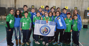 Los representantes del Club Asirio junto a Leyre, con su medalla.