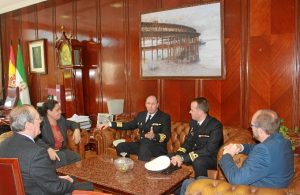 Visita comandante del buque Cazadora a la presidenta Puerto Huelva.