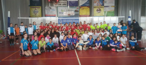 Los participantes en la gran fiesta del voley en San Juan del Puerto.