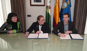 Momento de la firma del convenio en la Diputación.