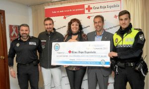 La Policía Local entrega la recaudación del calendario solidario a Cruz Roja Huelva.