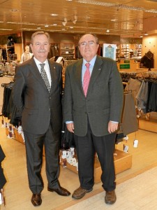 El director de Hipercor Huelva, Andrés Fuentes López, y el presidente del Banco de Alimentos en Huelva, Juan Manuel Díaz Cabrera, en el Centro Comercial el día de la entrega de la donación.