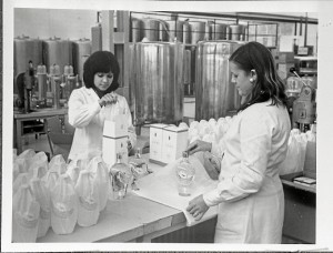 Lleva más de 100 años trabajando en el mercado de la perfumería.