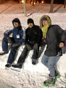 Reconoce que está siendo una gran experiencia. / Patinaje sobre hielo con amigos en ‘Park la Fontaine’.