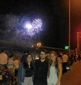 Es su primera estancia en el extranjero. / En el Festival internacional de fuegos artificiales con mi hermana Ana (derecha) y mi prima Isabel (izquierda), en verano, durante una visita.