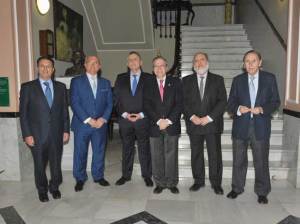 El conferenciante Antonio López estuvo acompañado de los presidentes de los Colegios Médicos de Hueva, Sevilla y de Consejo de Andalucía, además de directivos del Ateneo.