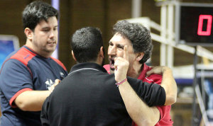 El club onubense aporta una foto en la que aparece el entrenador sevillano, Antonio Molina, increpando a los árbitros. / Foto: Josué Correa.