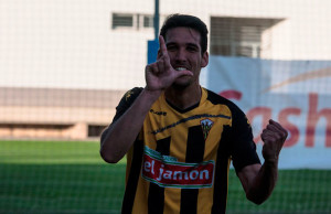 Ale Zambrano celebra un gol con el San Roque. / Foto; Javier Losa.