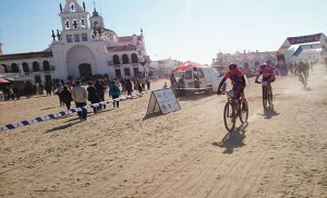 Los participantes, a su paso por la puerta de la ermita en El Rocío.