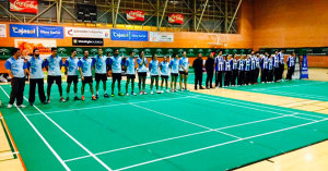 Los dos equipos en la presentación de jugadores.