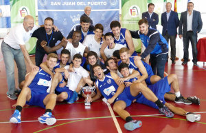 El equipo malagueño, con el trofeo conquistado en San Juan del Puerto, / Foto: www.andaluzabaloncesto.org/huelva.