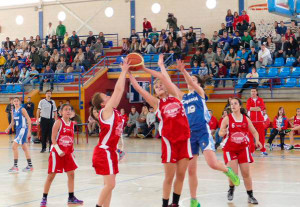 Un momento del partido entre el CB Conquero y el cuadro palmerino. / Foto: @fabhuelva.