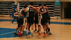 Los jugadores del Conquero Huelva celebran su triunfo en el Provincial Junior.