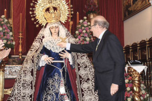 El alcalde impone la medalla a la Virgen