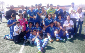 El equipo onubense cadete, con el trofeo conquistado. / Foto: @FOF_OFICIAL.