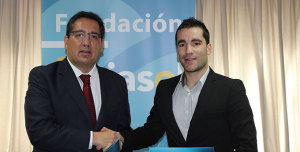 Antonio Pulido y Alejandro Núñez, tras la firma del acuerdo.