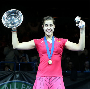 Carolina Marín, muy feliz con el trofeo logrado en Birmingham. / Foto: Bádminton Photo.