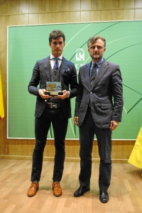 Daniel Luque, junto al delegado del Gobierno de la Junta de Andalucía en Huelva. 