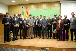 Foto de familia de los premiados y las autoridades. 