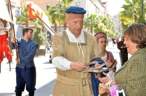 El alcalde de Ayamonte repartiendo panfletos.