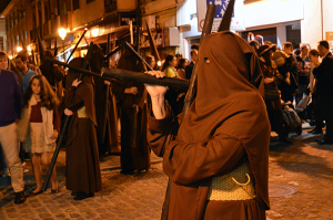 De marrón franciscano visten los nazarenos del Calvario