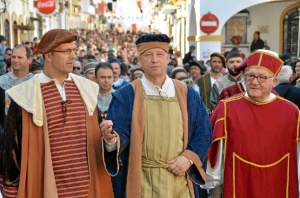 Presos en los carros de tortura, la reina en su transportín, guerreros, brujas, mendigos, cetreros y hasta la Reina Isabel La Católica estaban presentes en el desfile.