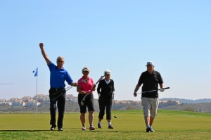 Turistas jugando al golf.