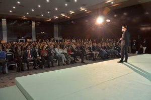 Numeroso público ha acudido a la conferencia.