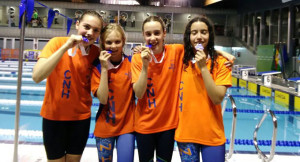 Componentes del equipo de relevos femenino en los 4 x 100 libres, felices con su medallas de bronce.