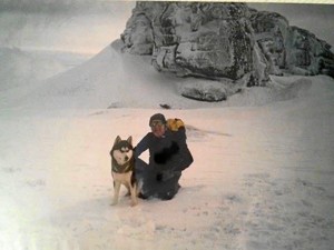 Entrenamiento de supervivencia en la nieve con perros de bomberos en la sierra de La Covatilla (Salamanca).