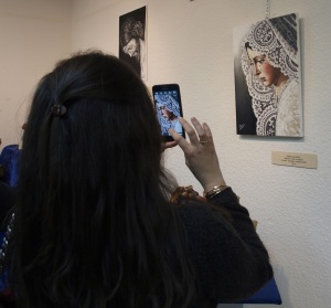 Una visitante haciendo una fotografía en la exposición 'Miradas Cofrades'.