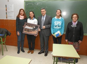 Entrega del premio a la ganadora.