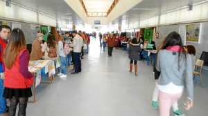 Feria de muestras en el aulario Paulo Freire. 