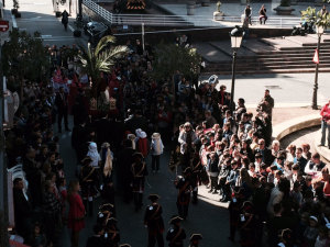 Numerosos onubenses se acercan a acompañar a los escolares.