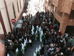 Los alumnos recrean una procesión al completo.