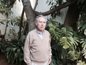 Antonio Álvarez, en el jardín de su casa, a los 97 años de edad