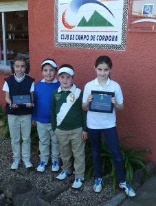 Laura López, con su diploma, junto a los otros representantes de la Escuela de Golf de Chris Truter.