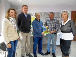 El cabeza de lista de Izquierda Unida por Huelva al Parlamento Andaluz, Rafael Sánchez Rufo, junto con las también candidatas Paloma García y Pepa Beiras han mantenido un encuentro con los integrantes de Greenpeace.