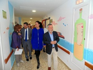 El jefe de Pediatría, es la persona que aparece en primer plano -con barba blanca-, junto a la delegada, durante la visita a las pinturas realizadas por la fundación Anouk en el Hospital de Riotinto, gracias a MATSA. 