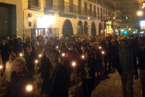 El Vía Crucis avanzando por la Calle la Fuente