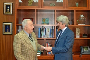 Jose Antonio Aguera director de Refineria La Rabida haciendo entrega del cheque gasolina a Julio Sanchez de Banco de Alimentos de Huelva.