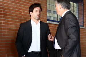 José Domínguez, que va a ser el nuevo técnico del Recre, conversa con el consejero albiazul, José Luis Martín en el Colombino. / Foto: Josele Ruiz.