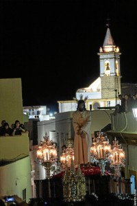 La imagen del Jesus Cautivo, en su retorno al templo, con torre de la Parroquia en un segundo plano