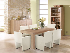 Mesa de comedor de madera con asientos de cuero color blanco.