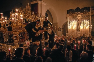 Momento del Traslado de Cristo Yacente a su paso procesional.