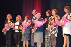 Las mujeres galardonadas reciben su premio. 