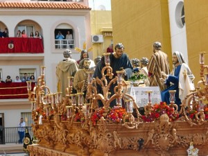 La Hermandad de la Cena durante la salida.