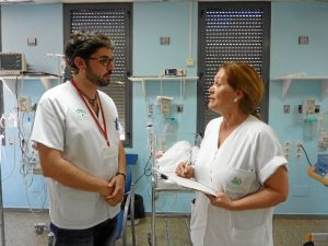 El coordinador de enfermería del área de neonatal, Rafael López, junto a una enfermera.